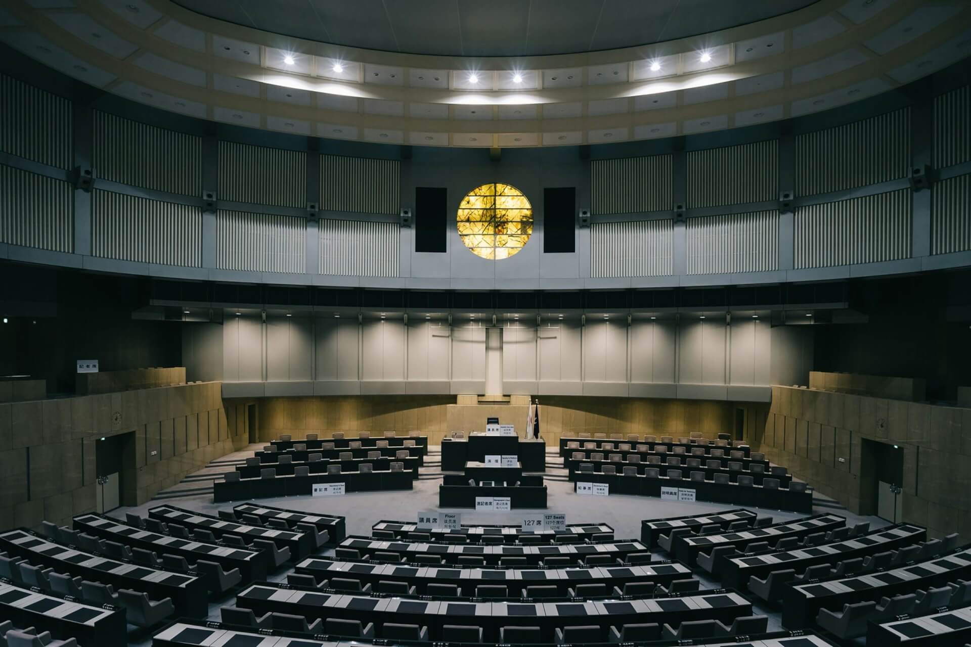 Photo grand angle de l'intérieur du parlement japonais - Markus WINKLER